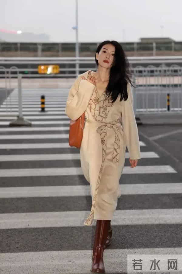 高圆圆身穿长款呢子大衣搭配棕色长靴子，真时髦洋气超显气质