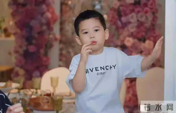 王雷小儿子4岁生日被8岁大儿子抢风头 目测1米5胖到110斤 弟弟好萌