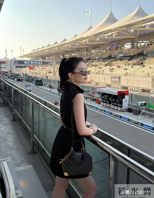 刘亦菲现身阿布扎比观看比赛,扎高马尾戴墨镜又飒又美气场好强大