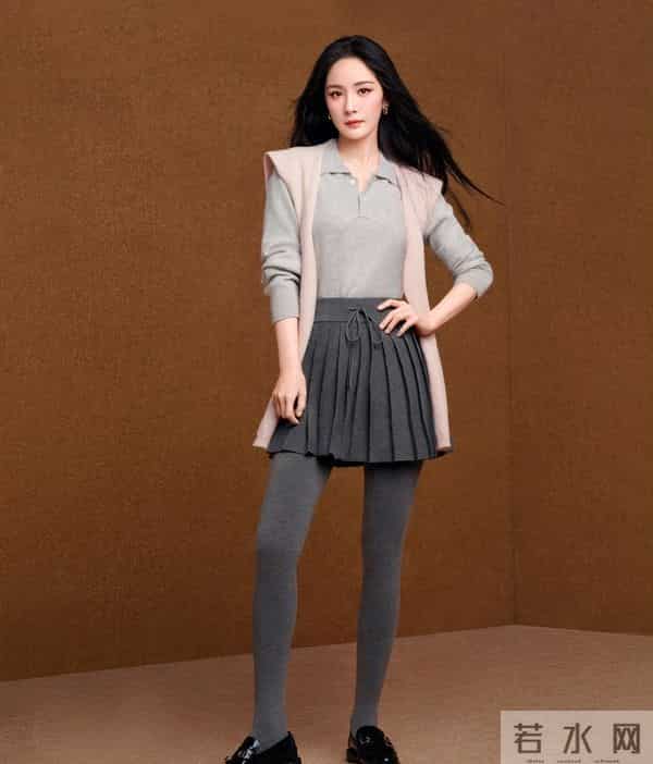 杨幂亮相小野和子,焦糖棕套装甜妹风格,光腿袜秀出优越美腿!