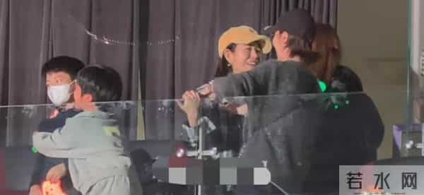 陈妍希和谢楠带娃看演唱会！7岁吴所惧环抱8岁小星星，高冷似陈晓