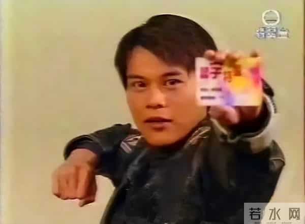 49岁前TVB男星疑不满被偷拍，用手指住拍摄者：我问你做什么呀