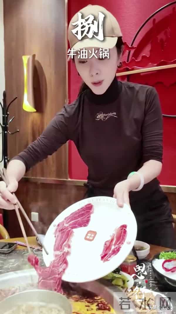 39岁李思思晒游玩穿搭：刺绣背心+半身裙，优雅从容，嫩得像28岁