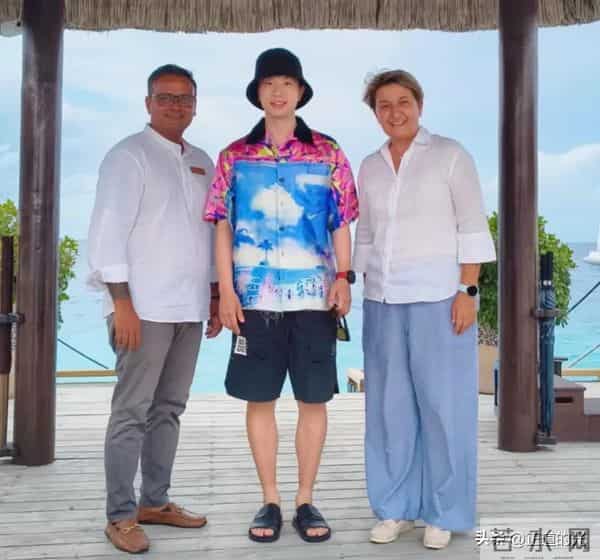 夏露晒泳装照 秀美背大长腿 疑马龙为妻拍照 陪两个儿子马尔代夫度假