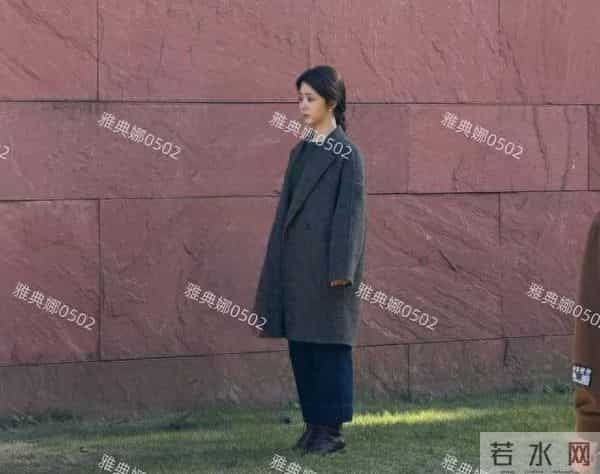 谭松韵的造型总不给力，个子不高还给她穿长大衣和吊腿裤更显矮了