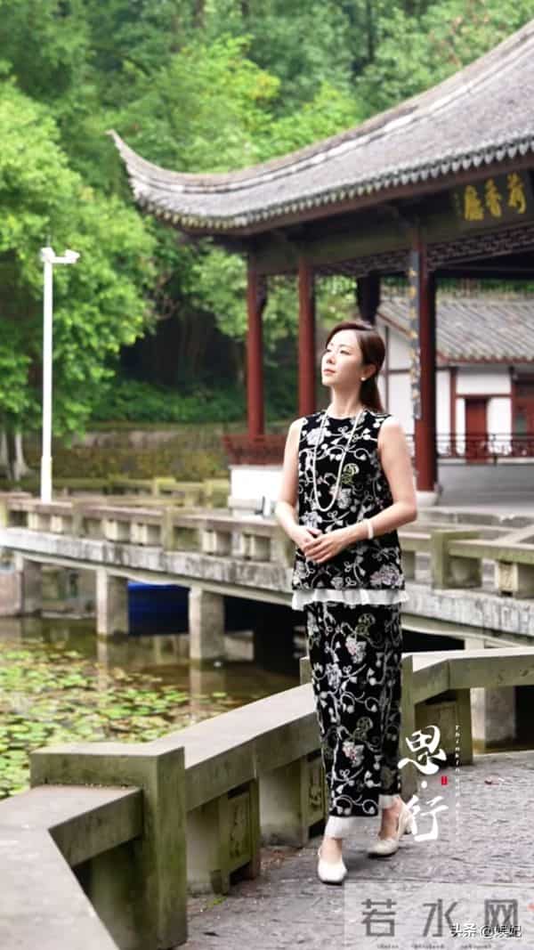 39岁李思思晒游玩穿搭：刺绣背心+半身裙，优雅从容，嫩得像28岁