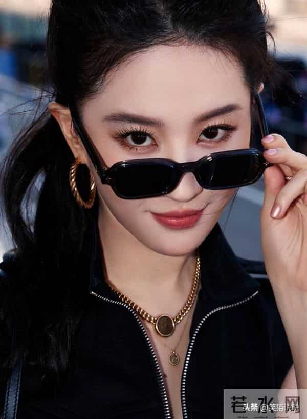 刘亦菲分享自拍照:笑容甜美气质佳,吊坠细节引热议