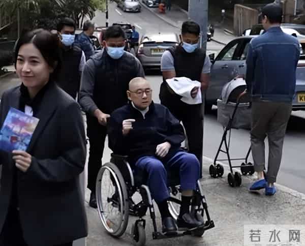 香港知名富商肾移植后身体欠佳，日常轮椅代步，有洁癖随身带毛巾