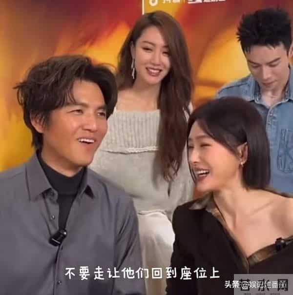 秦岚剧宣直接上手,又撅屁股又比心,钟汉良尴尬的表情挂不住