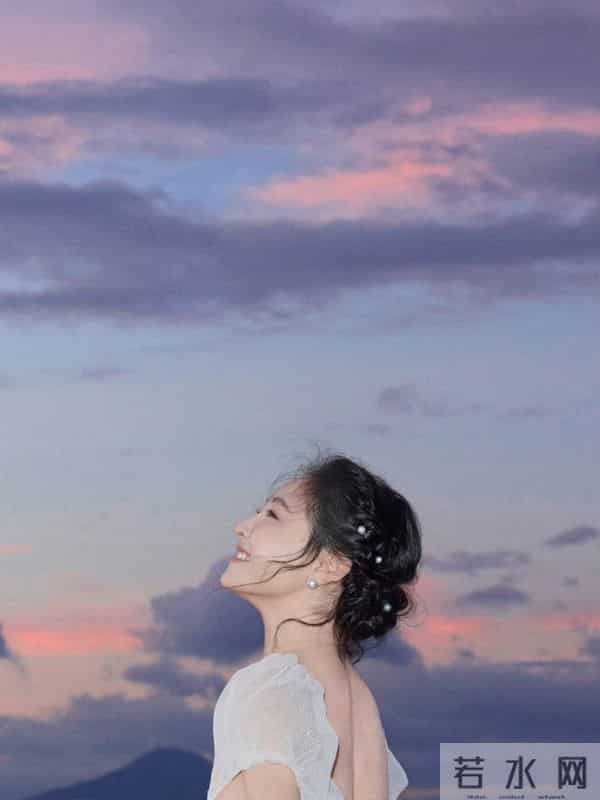 吴倩一组海边写真大片 穿白色蕾丝透视裙好清纯