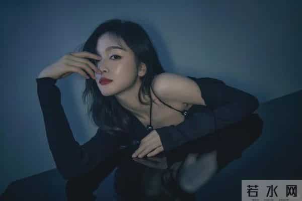 吴宣仪侧躺的姿态随性又优雅,光着脚丫子大长腿超性感