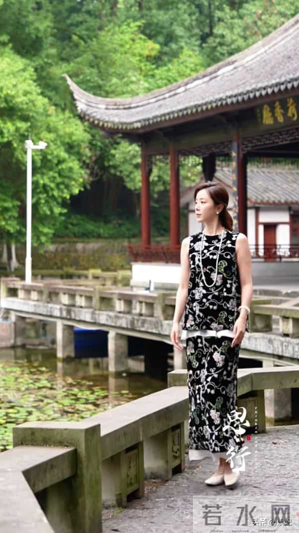 39岁李思思晒游玩穿搭：刺绣背心+半身裙，优雅从容，嫩得像28岁