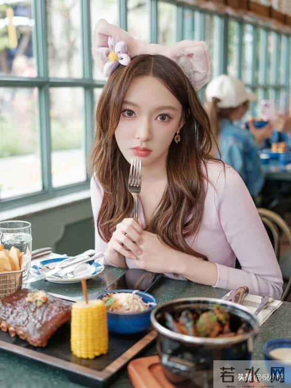 程潇少女感十足,甜美笑容感染力满分