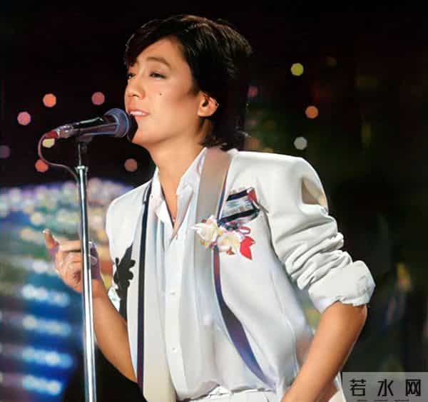 八十年代谭咏麟合影,身旁日本乐坛巨匠,十九岁开创视觉系先河