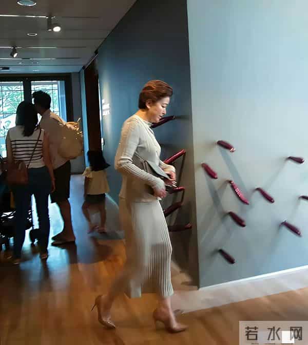 曾是央视著名主持人，才貌双全，57岁了状态不错，身材保持也不错