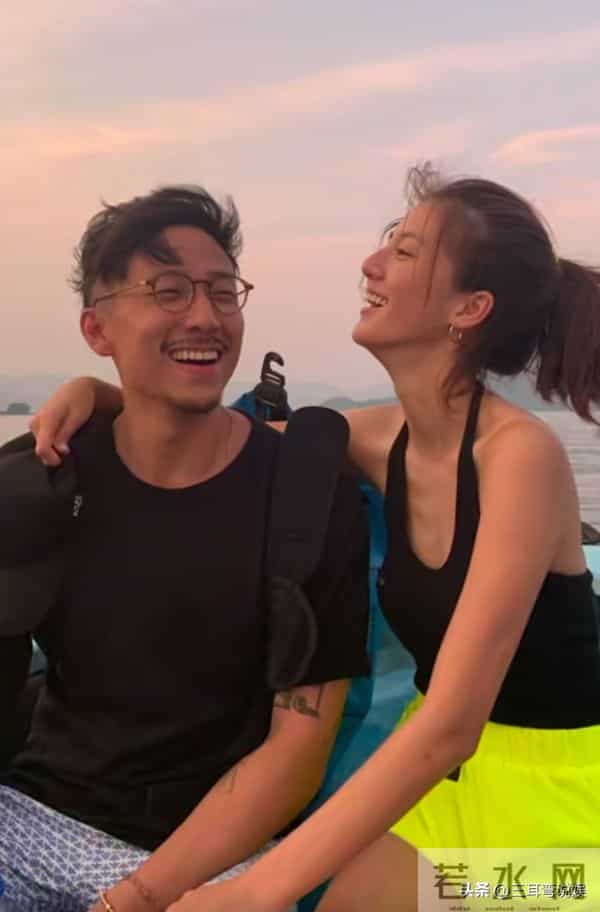 吴千语老公坐经济舱遭网友质疑，施伯雄礼貌淡定回应，价值观获赞