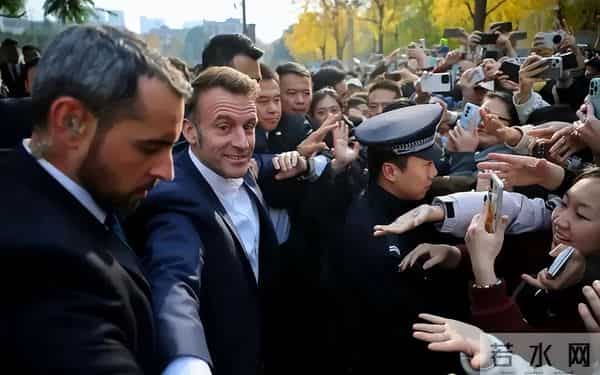 巩俐陪马克龙吃烤鸭：素颜黑衣压全场，一个细节暴露她的"不简单"