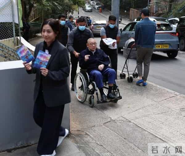 74岁刘銮雄携妻子现身，紧紧扶住甘比的手，女方看着疲惫很无奈