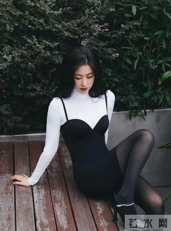 只有朱珠才能穿出这感觉｜黑白反差色系穿搭港风十足～