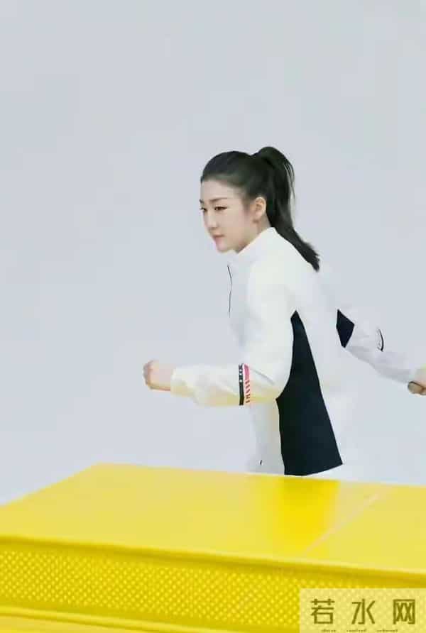 陈梦最新广告拍摄花絮，半扎发造型美得似公主，笑靥如花灵动可爱