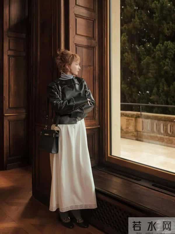 吴昕会穿是数一数二的！黑色皮衣高领衫小白裙，时髦洋气又高级！