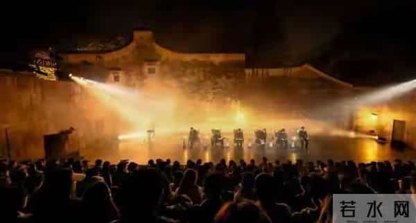 何炅黄磊话剧杀疯了!《向往的生活》后再合体,舞台封神看哭全场