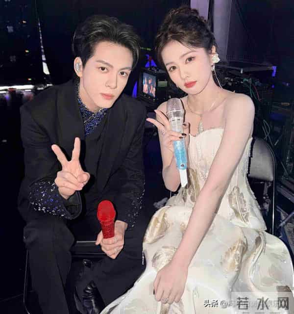 尖叫之夜白鹿拍照躺进男星怀里，绯闻男友张凌赫悄悄看白鹿还破防