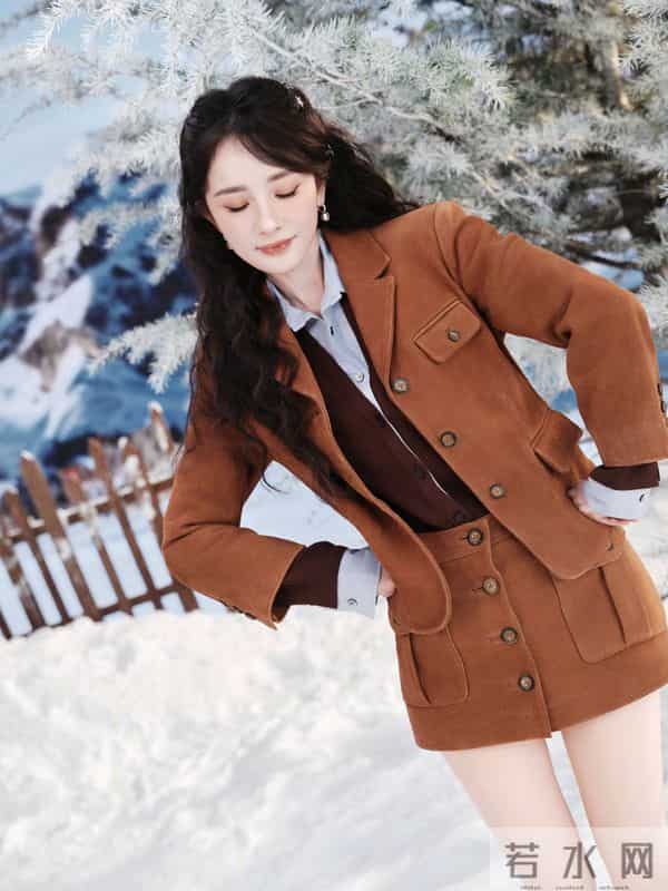 杨幂亮相小野和子,焦糖棕套装甜妹风格,光腿袜秀出优越美腿!