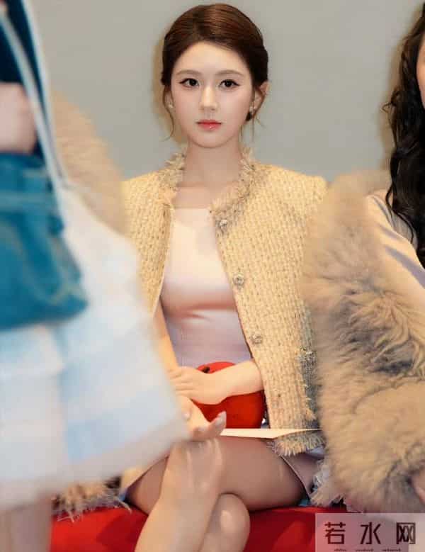 26岁赵露思回归！一身灰色皮草贵气逼人，网友：似熹贵妃回宫