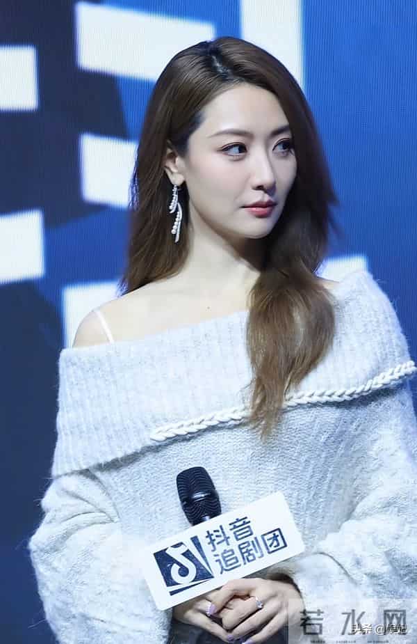 39岁白冰剧宣穿搭：毛衣+半身裙+白靴，洋气又减龄，妥妥气质女神