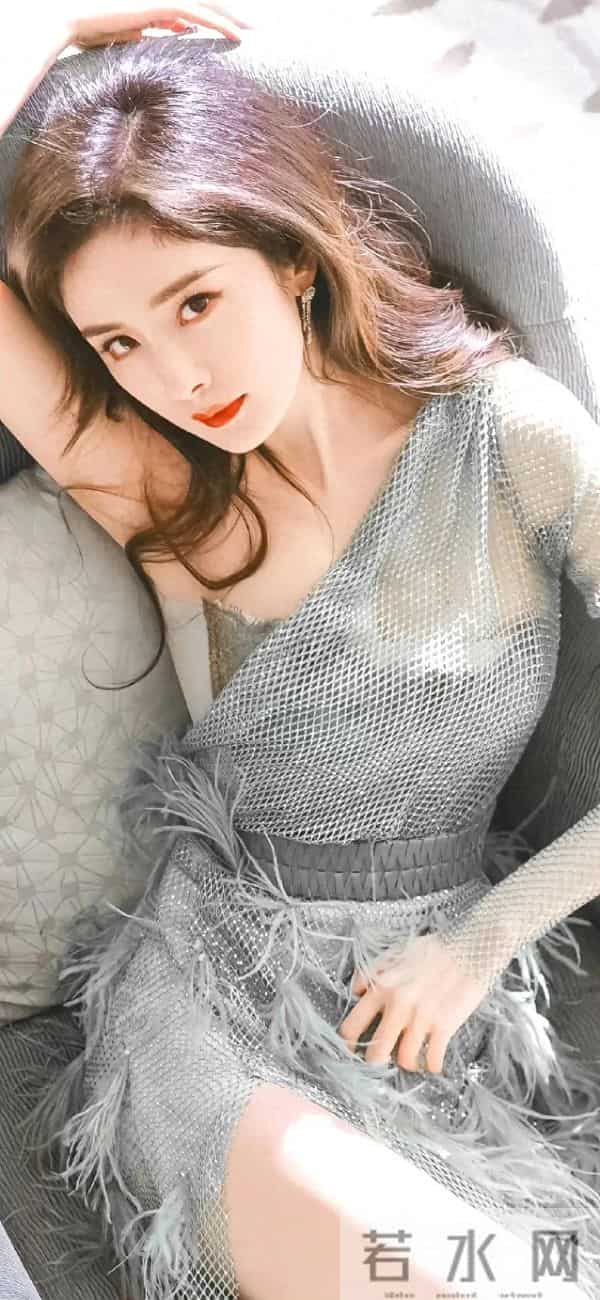杨幂 银灰网纱裙+羽毛,冷调精致裹慵懒艳!