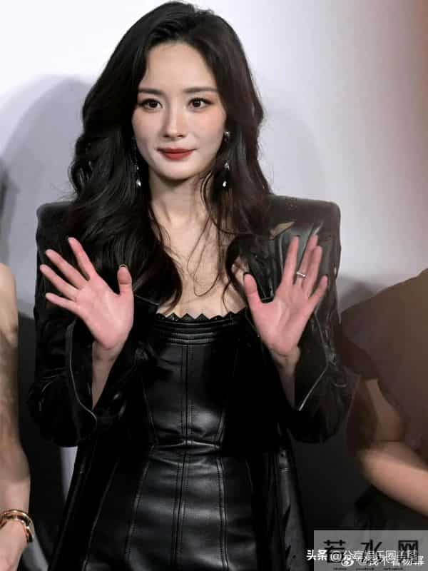 杨幂:皮裙大波浪,成熟且大气