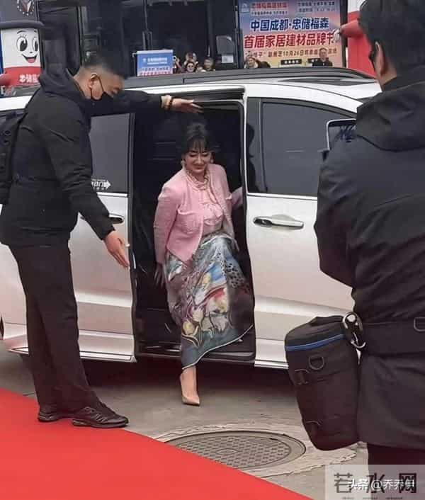 71岁赵雅芝戴假发穿10厘米高跟鞋出席活动