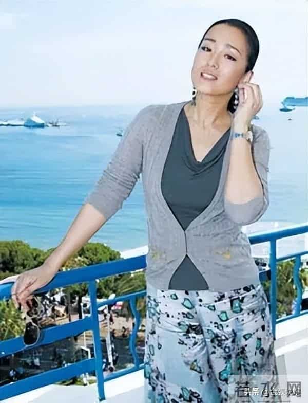 恩爱了6年,76岁的法国老公衰老萎缩,59岁的巩俐正绚烂如花