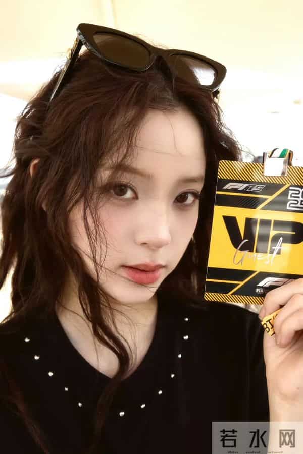 欧阳娜娜现身阿布扎比亚斯！修身皮上衣+长裤，甜妹变“酷姐”