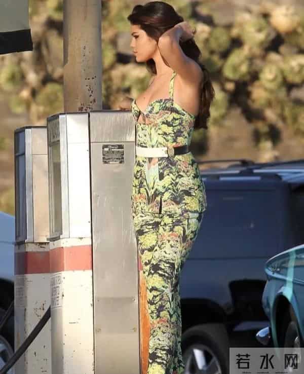 赛琳娜的穿搭独一无二～迷彩色套装尽显好气质！