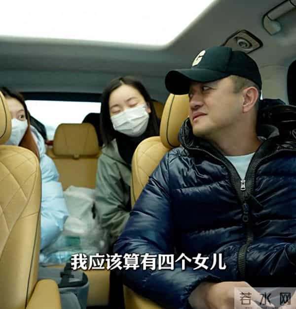 李亚鹏公开“第四个女儿”：17年前助养的汶川地震中遭截肢女孩，在其资助下考上电子科技大学，两人重逢后相拥而泣