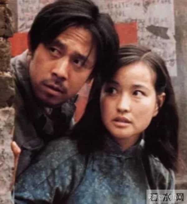 75岁"风流妖精"刘晓庆，意外摔倒后走不动路，担心的事还是发生了