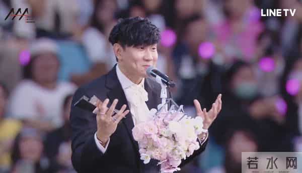 AAA完整得奖名单!IU抱走本届最大奖 李ㄐㄩㄣˋ三帅同框掀高潮