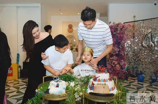 李小萌夫妇为小儿子庆祝4岁生日，模样像极了王雷，大儿子像妈妈