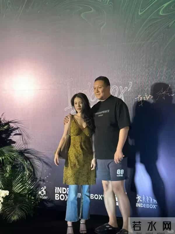 李嘉格官宣“姐弟恋”后续，前夫深夜发文已破防，评论区一片嘲讽