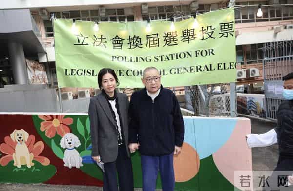 74岁刘銮雄坐轮椅现身，站立需搀扶洁癖严重，甘比一脸疲惫气色差