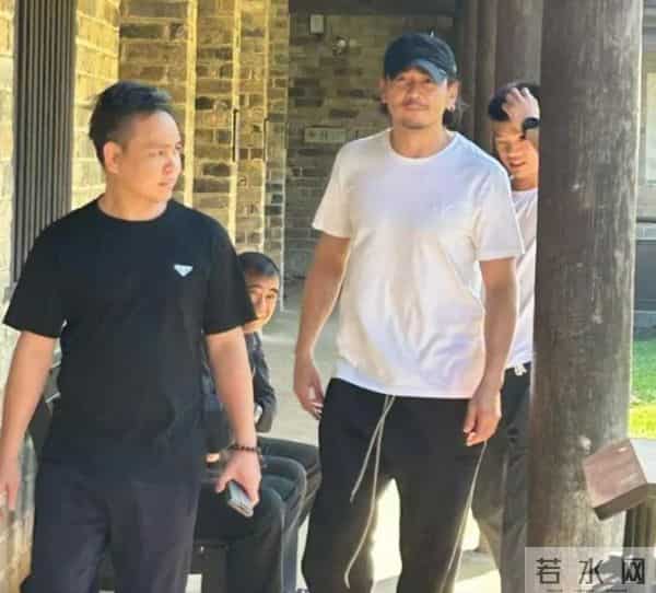 有娴熟的演技 还有俊朗的外表 杨烁有着与其年龄不符的淡然与稳重