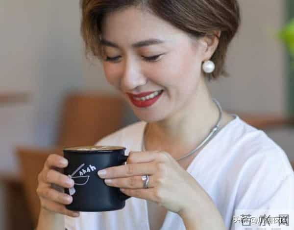 28岁从央视辞职，39岁全家移居日本，如今已经43的她后悔吗