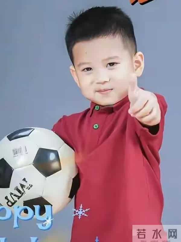 王雷小儿子4岁生日被8岁大儿子抢风头 目测1米5胖到110斤 弟弟好萌