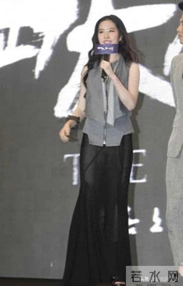 刘亦菲黑色透视裙大秀曲线，前卫时尚不失优雅，果然是仙女本人