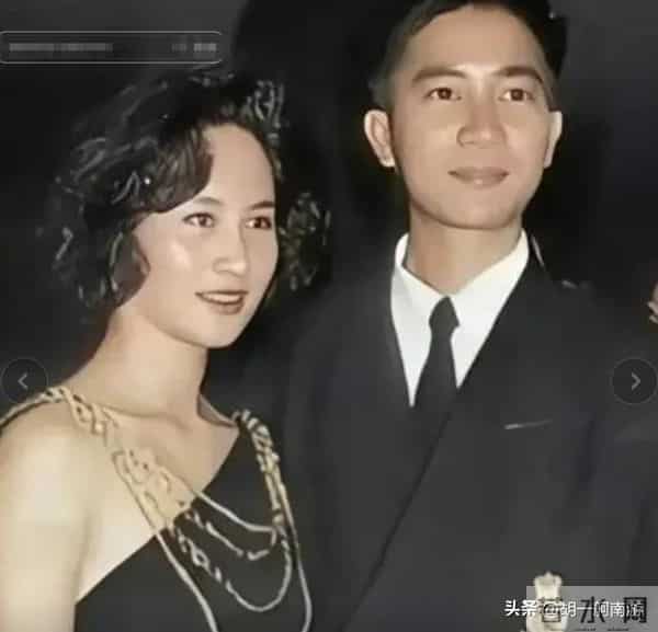 何超琼海口开幕偶遇,生图眼袋凸出显疲惫,灰毛衣小短裙超接地气