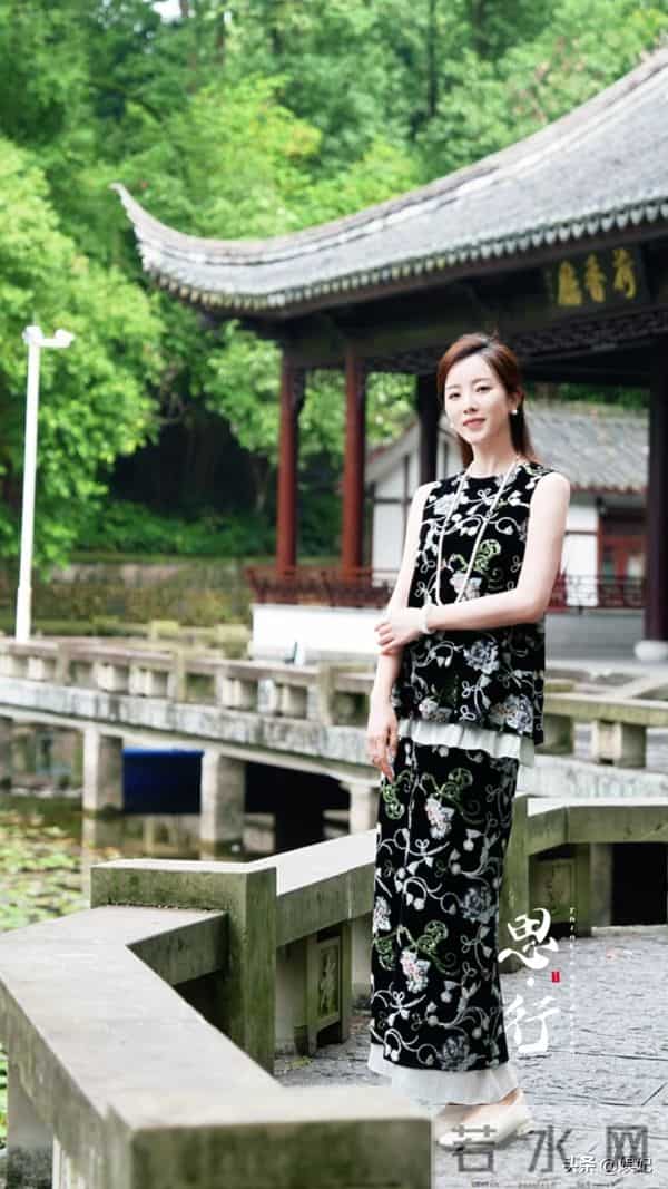 39岁李思思晒游玩穿搭：刺绣背心+半身裙，优雅从容，嫩得像28岁