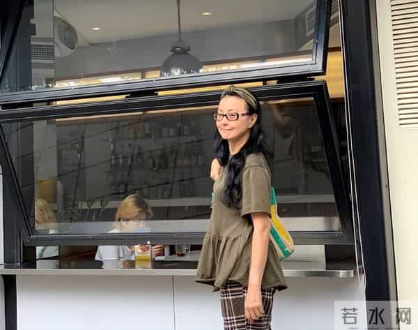 36岁嫁大17岁亿万富豪,入豪门后名声扫地,如今60岁依旧孤身一人