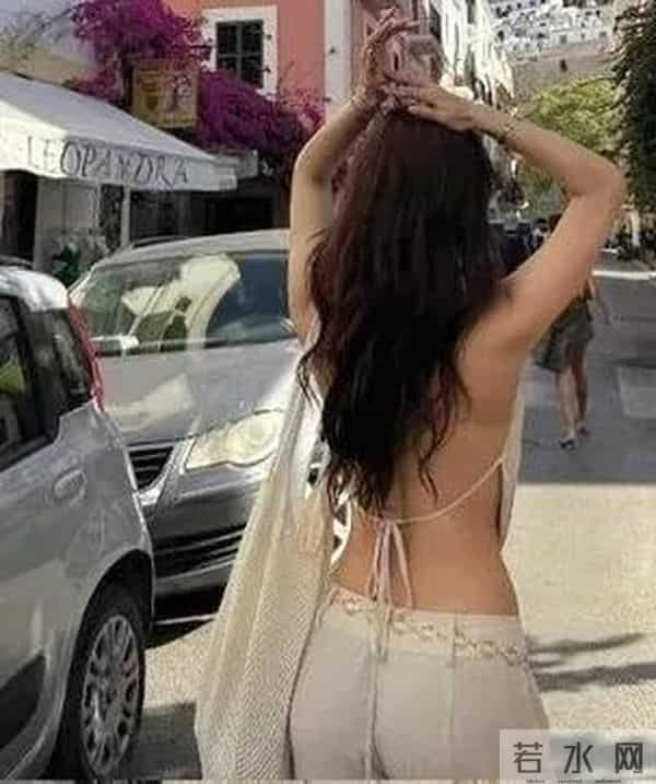 香港女演员陈静晒度假旅行照，大秀美背！